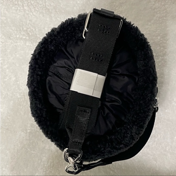 Lululemon Fleece Bucket Bag Crossbody - Picture 4 of 9